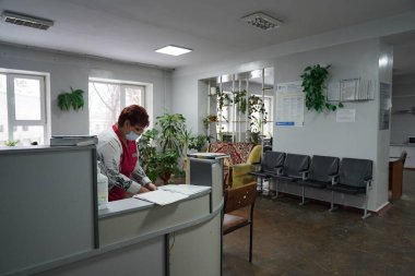 Kharkiv, Ukrayna - Şubat 2022: Bölge Klinik Hastanesi. Hastane resepsiyon koridoru. Eski hastanenin içi..