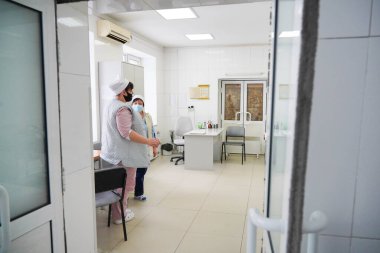 Kharkiv, Ukrayna - Şubat 2022: Bölge Klinik Hastanesi. Hastane resepsiyon koridoru. Eski hastanenin içi..