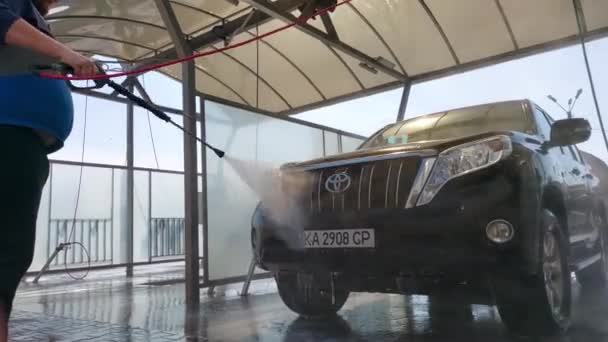 Kyjev Ukrajina Březen 2022 Muž Myje Auto Myčce — Stock video