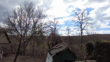 Ukrayna köyünün manzarası. Dağlardaki Ukrayna kırsal evi. Karpatlar 'daki Ukrayna köyü.