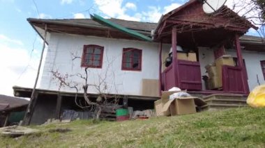 Ukrayna köyünün manzarası. Dağlardaki Ukrayna kırsal evi. Karpatlar 'daki Ukrayna köyü.