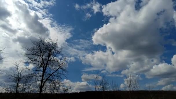 Lindas Nuvens Céu Azul Nuvens Tempestade Primavera Com Raios Solares — Vídeo de Stock