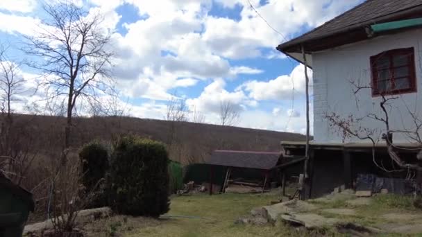 ウクライナの村のビュー 山の中でウクライナの農村部の家 カルパティアのウクライナの村 — ストック動画