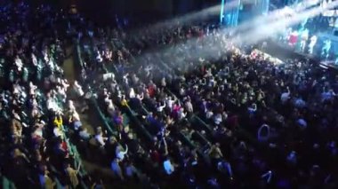 Kiev, Ukrayna, Avrupa - 4 Aralık 2019: Yeni Yıl konseri sırasında tam bir seyirci salonu. Konser salonunun genel manzarası. Sahnenin önündeki izleyiciler.