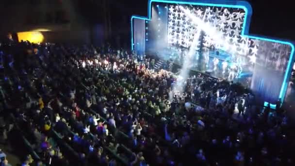 乌克兰基辅 2019年12月4日 新年音乐会期间的全场观众 音乐厅的鸟瞰全景 观众席前的观众 — 图库视频影像