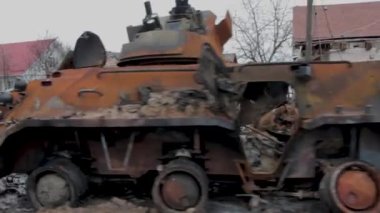 Skibin, Brovary bölgesi, Kyiv bölgesi, Ukrayna - Nisan 20022: Rusya - Ukrayna Savaşı. Ukrayna 'daki Rus ordusunun askeri işgalinin sonuçları. Rus ordusunun hasar görmüş askeri teçhizatı. Ukrayna 'da sivillerin evleri yıkıldı.