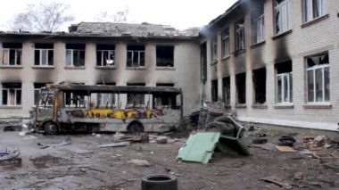 Bogdanivka, Brovary bölgesi, Kyiv bölgesi, Ukrayna - Nisan 20022: Rusya - Ukrayna Savaşı. Ukrayna 'daki Rus ordusunun askeri işgalinin sonuçları. Rus ordusunun sivillere verdiği zarar. Yıkılmış evler.