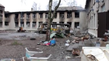 Bogdanivka, Brovary bölgesi, Kyiv bölgesi, Ukrayna - Nisan 20022: Rusya - Ukrayna Savaşı. Ukrayna 'daki Rus ordusunun askeri işgalinin sonuçları. Rus ordusunun sivillere verdiği zarar. Yıkılmış evler.