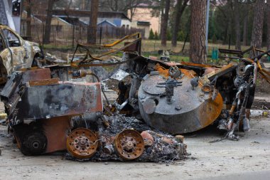 Bucha, Kyiv bölgesi, Ukrayna - 5 Nisan 2022: Rusya ve Ukrayna arasındaki savaş. Savaşın sonuçları, Rus ordusunun harap edilmiş askeri teçhizatı. Askeri teçhizat kalıntıları.