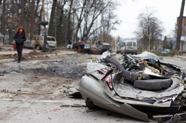 Bucha, Kyiv bölgesi, Ukrayna - 5 Nisan 2022: Rusya ve Ukrayna arasındaki savaş. Savaşın sonuçları, Rus ordusunun bir tankı tarafından bir sivilin arabası düşürüldü. Rus tankı üzerinden geçtikten sonra bir arabanın kalıntıları. ShapikMedia/Alexander Bordian/S