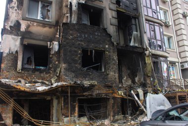 Bucha, Kyiv bölgesi, Ukrayna - 5 Nisan 2022: Rusya ve Ukrayna arasındaki savaş. Savaşın sonuçları, Rus ordusu tarafından hasar gören sivillerin arabası. Vurulmuş araba..
