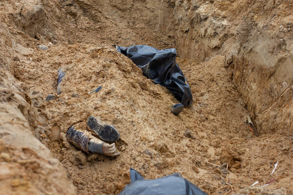 Буча, Киевская область, Украина - апрель 2022: Война между Россией и Украиной. Массовое захоронение мирных жителей, расстрелянных войсками российской армии, похороненных на территории церкви