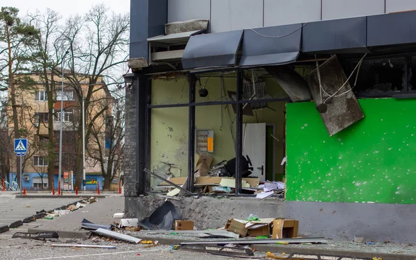 Bucha, Kyiv bölgesi, Ukrayna - 5 Nisan 2022: Rusya ve Ukrayna arasındaki savaş. Savaşın sonuçları, Rus ordusunun birliklerinin zarar gördüğü market pazarı..