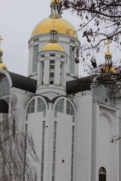 Bucha, Kyiv bölgesi, Ukrayna - Nisan 2022: Rusya ve Ukrayna arasındaki savaş. Rus ordusunun askerleri tarafından vurulan sivillerin toplu mezarı, kilisenin topraklarında gömülü.