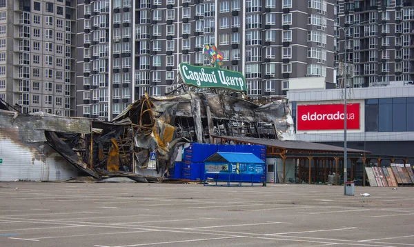 Bucha, Kyiv bölgesi, Ukrayna - 5 Nisan 2022: Rusya ve Ukrayna arasındaki savaş. Savaşın sonuçları, Rus ordusunun birliklerinin zarar gördüğü market pazarı..