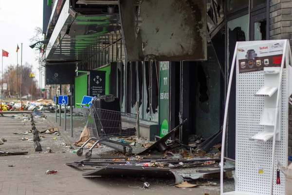 Bucha, Kyiv bölgesi, Ukrayna - 5 Nisan 2022: Rusya ve Ukrayna arasındaki savaş. Savaşın sonuçları, Rus ordusunun birliklerinin zarar gördüğü market pazarı..