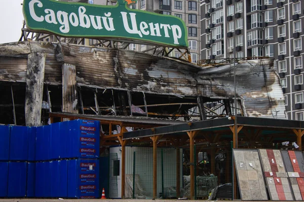 Bucha, Kyiv bölgesi, Ukrayna - 5 Nisan 2022: Rusya ve Ukrayna arasındaki savaş. Savaşın sonuçları, Rus ordusunun birliklerinin zarar gördüğü market pazarı..