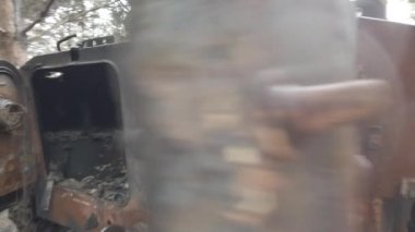 Motyzhin, Kyiv bölgesi, Ukrayna - Nisan 2022: Rusya Ukrayna Savaşı. Otobanda bombalanmış askeri teçhizat. Otoyolda patlamış Rus tankı..