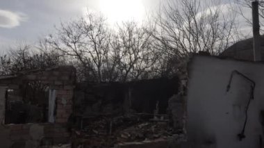 Velyka Dymerka, Kyiv Oblastı, Ukrayna - Nisan 2022: Ukrayna Savaşı. Rus ordusu tarafından bombalandıktan sonra yıkılan bir ev. Füze saldırısından sonra yıkılan ev.