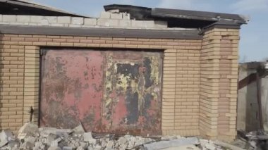 Velyka Dymerka, Kyiv Oblastı, Ukrayna - Nisan 2022: Ukrayna Savaşı. Rus ordusu tarafından bombalandıktan sonra yıkılan bir ev. Füze saldırısından sonra yıkılan ev.