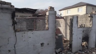 Velyka Dymerka, Kyiv bölgesi, Ukrayna - Nisan 2022: Ukrayna savaşı. Rus ordusu tarafından bombalandıktan sonra evin kalıntıları. Füze saldırısından sonra evi ve tankı yok etti. Sonuçları...