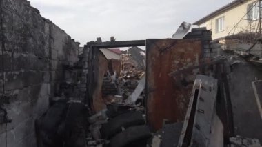 Velyka Dymerka, Kyiv Oblastı, Ukrayna - Nisan 2022: Ukrayna Savaşı. Rus ordusu tarafından bombalandıktan sonra yıkılan bir ev. Füze saldırısından sonra yıkılan ev.