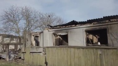 Velyka Dymerka, Kyiv Oblastı, Ukrayna - Nisan 2022: Ukrayna Savaşı. Rus ordusu tarafından bombalandıktan sonra yıkılan bir ev. Füze saldırısından sonra yıkılan ev.