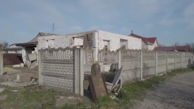 Velyka Dymerka, Kyiv Oblastı, Ukrayna - Nisan 2022: Ukrayna Savaşı. Rus ordusu tarafından bombalandıktan sonra yıkılan bir ev. Füze saldırısından sonra yıkılan ev.