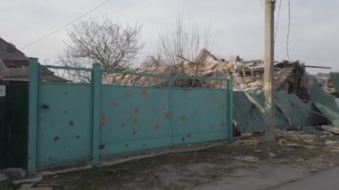 Velyka Dymerka, Kyiv Oblastı, Ukrayna - Nisan 2022: Ukrayna Savaşı. Rus ordusu tarafından bombalandıktan sonra yıkılan bir ev. Füze saldırısından sonra yıkılan ev.