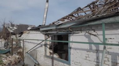 Velyka Dymerka, Kyiv Oblastı, Ukrayna - Nisan 2022: Ukrayna Savaşı. Rus ordusu tarafından bombalandıktan sonra yıkılan bir ev. Füze saldırısından sonra yıkılan ev.