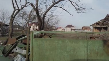 Velyka Dymerka, Kyiv Oblastı, Ukrayna - Nisan 2022: Ukrayna Savaşı. Rus ordusu tarafından bombalandıktan sonra yıkılan bir ev. Füze saldırısından sonra yıkılan ev.