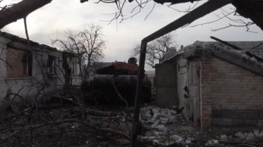 Velyka Dymerka, Kyiv bölgesi, Ukrayna - Nisan 2022: Ukrayna savaşı. Rus ordusu tarafından bombalandıktan sonra evin kalıntıları. Füze saldırısından sonra evi ve tankı yok etti. Sonuçları...
