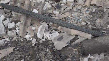 Velyka Dymerka, Kyiv bölgesi, Ukrayna - Nisan 2022: Ukrayna savaşı. Rus ordusu tarafından bombalandıktan sonra evin kalıntıları. Füze saldırısından sonra evi ve tankı yok etti. Sonuçları...