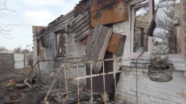 Velyka Dymerka, Kyiv bölgesi, Ukrayna - Nisan 2022: Ukrayna savaşı. Rus ordusu tarafından bombalandıktan sonra evin kalıntıları. Füze saldırısından sonra evi ve tankı yok etti. Sonuçları...