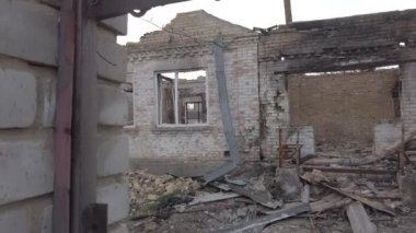Velyka Dymerka, Kyiv bölgesi, Ukrayna - Nisan 2022: Ukrayna savaşı. Rus ordusu tarafından bombalandıktan sonra evin kalıntıları. Füze saldırısından sonra evi ve tankı yok etti. Sonuçları...