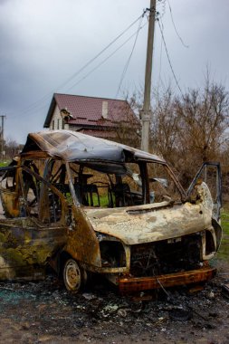 Motyzhin, Kyiv bölgesi, Ukrayna - Nisan 2022: Rusya ve Ukrayna arasındaki savaş. Savaşın sonuçları, Rus ordusu tarafından vurulan sivillerin arabaları. Patlamadan zarar görmüş araba.