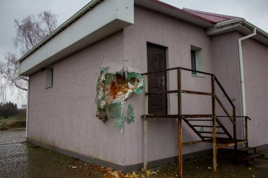 Motyzhin, Kyiv bölgesi, Ukrayna - Nisan 2022: Rusya Ukrayna Savaşı. Savaşın sonuçları, Rus ordusunun bombalanmasından sonra yıkılan bir ev.