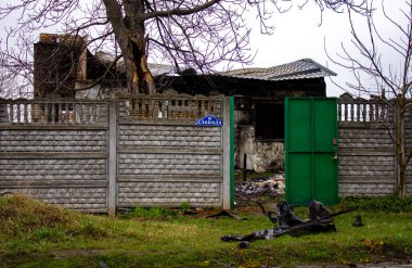 Motyzhin, Kyiv bölgesi, Ukrayna - Nisan 2022: Rusya Ukrayna Savaşı. Savaşın sonuçları, Rus ordusunun bombalanmasından sonra yıkılan bir ev.