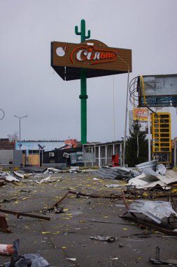 Stoyanka, Kyiv bölgesi, Ukrayna - Nisan 2022: Rusya Ukrayna Savaşı. Bombalanmış bir benzin istasyonu. Yok edilmiş benzin istasyonu. Rus ordusunun saldırısının sonuçları.