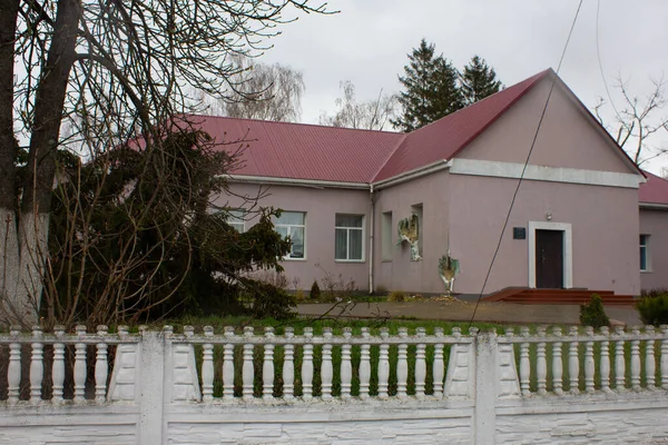 Motyzhin, Kyiv bölgesi, Ukrayna - Nisan 2022: Rusya Ukrayna Savaşı. Savaşın sonuçları, Rus ordusunun bombalanmasından sonra yıkılan bir ev.