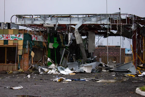 Stoyanka, Kyiv bölgesi, Ukrayna - Nisan 2022: Rusya Ukrayna Savaşı. Bombalanmış bir benzin istasyonu. Yok edilmiş benzin istasyonu. Rus ordusunun saldırısının sonuçları.