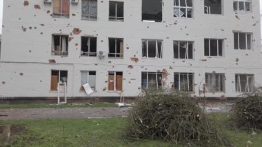 Chernihiv, Ukrayna - Nisan 2022: Ukrayna Savaşı. Rus ordusu tarafından bombalanan bir evin yıkıntıları. Füze saldırısından sonra evi yok etti. Patlamanın sonuçları.