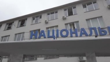 Chernihiv, Ukrayna - Nisan 2022: Ukrayna Savaşı. Rus ordusu tarafından bombalanan bir evin yıkıntıları. Füze saldırısından sonra evi yok etti. Patlamanın sonuçları.