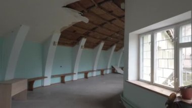 Chernihiv, Ukrayna - Nisan 2022: Ukrayna Savaşı. Rus ordusu tarafından bombalanan bir evin yıkıntıları. Füze saldırısından sonra evi yok etti. Patlamanın sonuçları.