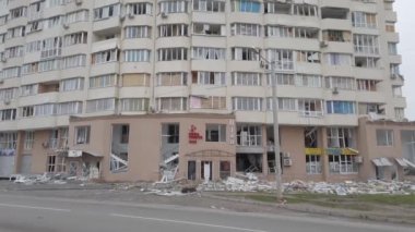 Chernihiv, Ukrayna - Nisan 2022: Ukrayna Savaşı. Rus ordusu tarafından bombalanan bir evin yıkıntıları. Füze saldırısından sonra evi yok etti. Patlamanın sonuçları.