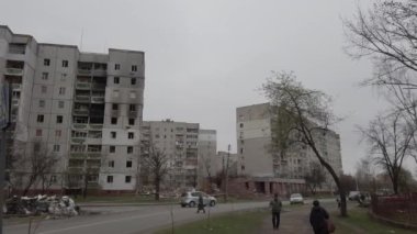 Chernihiv, Ukrayna - Nisan 2022: Ukrayna Savaşı. Rus ordusu tarafından bombalanan bir evin yıkıntıları. Füze saldırısından sonra evi yok etti. Patlamanın sonuçları.