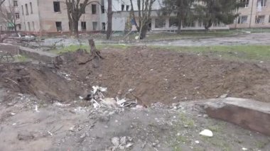 Chernihiv, Ukrayna - Nisan 2022: Ukrayna Savaşı. Rus ordusu tarafından bombalanan bir evin yıkıntıları. Füze saldırısından sonra evi yok etti. Patlamanın sonuçları.