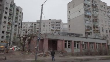 Chernihiv, Ukrayna - Nisan 2022: Ukrayna Savaşı. Rus ordusu tarafından bombalanan bir evin yıkıntıları. Füze saldırısından sonra evi yok etti. Patlamanın sonuçları.