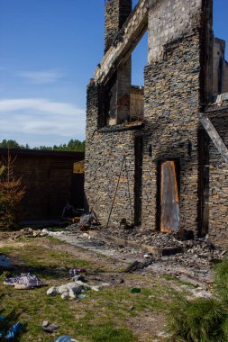 Velyka Dymerka, Kyiv Oblastı, Ukrayna - Nisan 2022: Ukrayna Savaşı. Rus ordusu tarafından bombalandıktan sonra yıkılan bir ev. Füze saldırısından sonra evi yok etti. Patlamanın sonuçları.