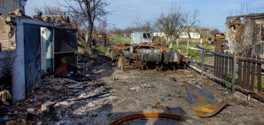 Velyka Dymerka, Kyiv bölgesi, Ukrayna - Nisan 2022: Ukrayna savaşı. Rus ordusu tarafından bombalandıktan sonra evin kalıntıları. Füze saldırısından sonra evi ve tankı yok etti. Sonuçları...